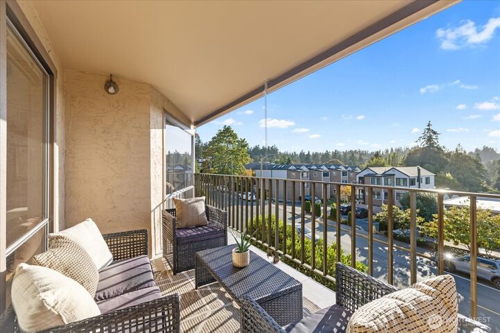 Property Photo:  1005  5th Avenue S 203B  WA 98020 