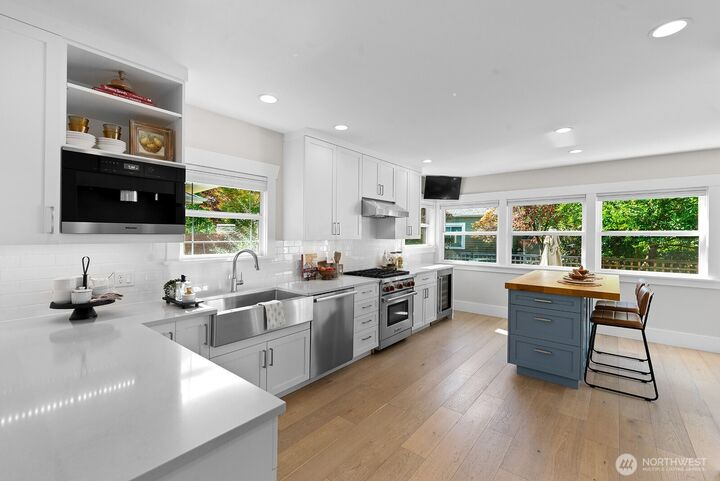 Property Photo:  5811  1st Avenue NE  WA 98105 