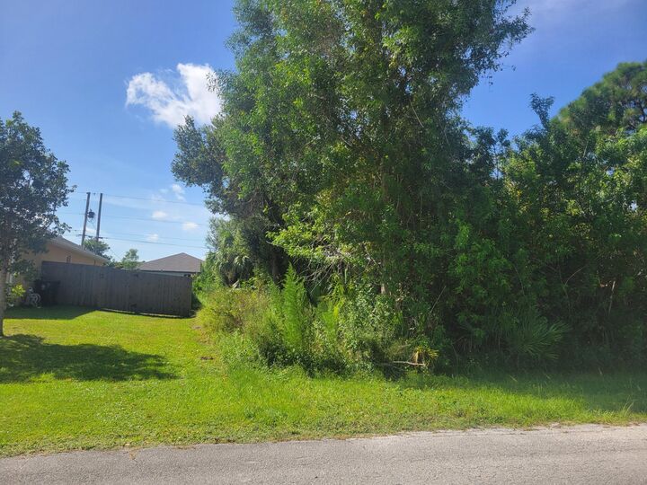 Property Photo:  474 SW Kaabe Avenue  FL 34953 