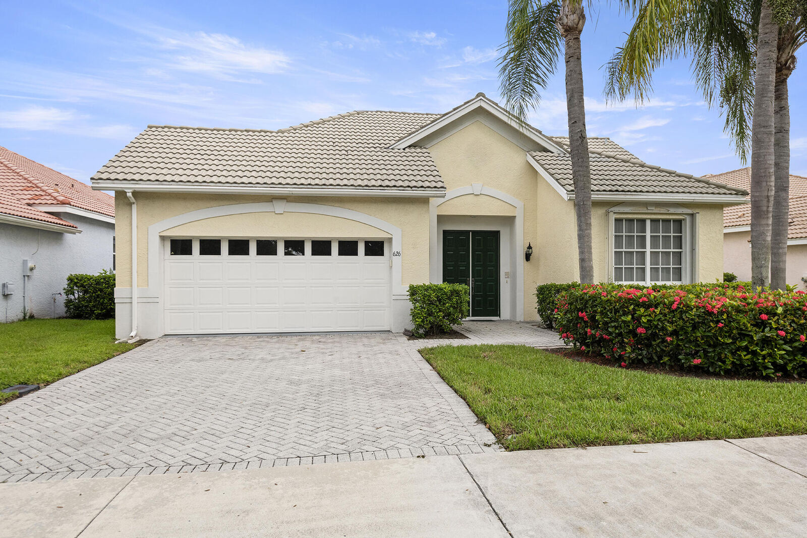 Property Photo: 626 SW Lake Charles Circle FL 34986