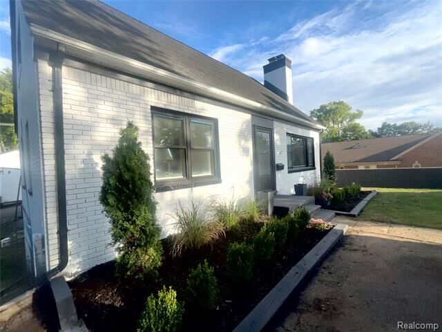 Property Photo:  1228 N Main Street  MI 48307