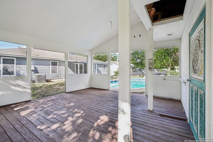 Property Photo:  913 Zwicke  TX 78155 