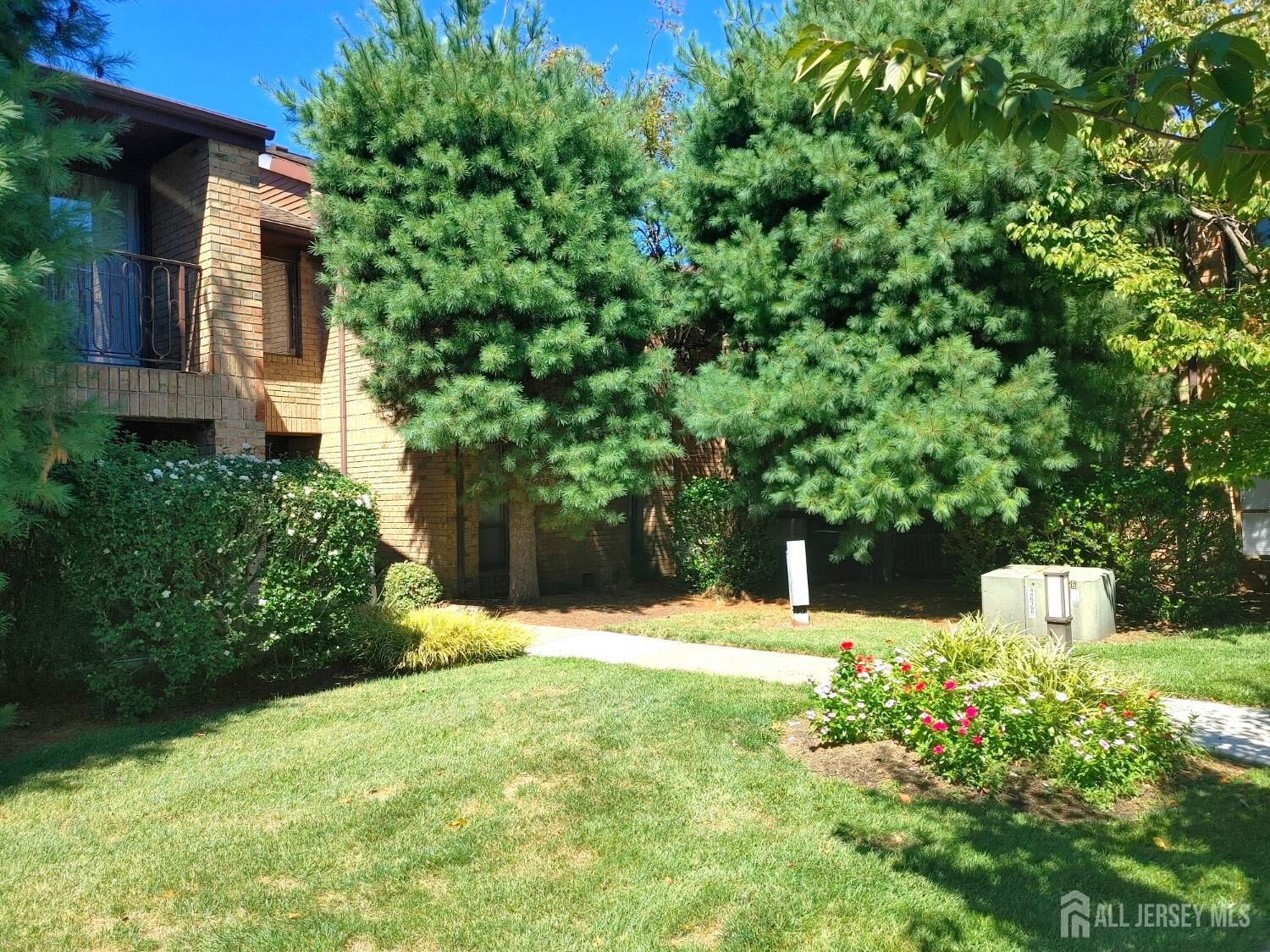 Property Photo:  280 Willowbrook Drive  NJ 08902 