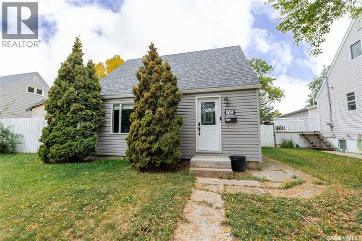 Property Photo:  1252 4th Avenue NE  SK S6H 1J5 