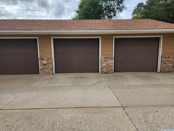 Property Photo: 660 Briarstone Dr #5 IA 50401