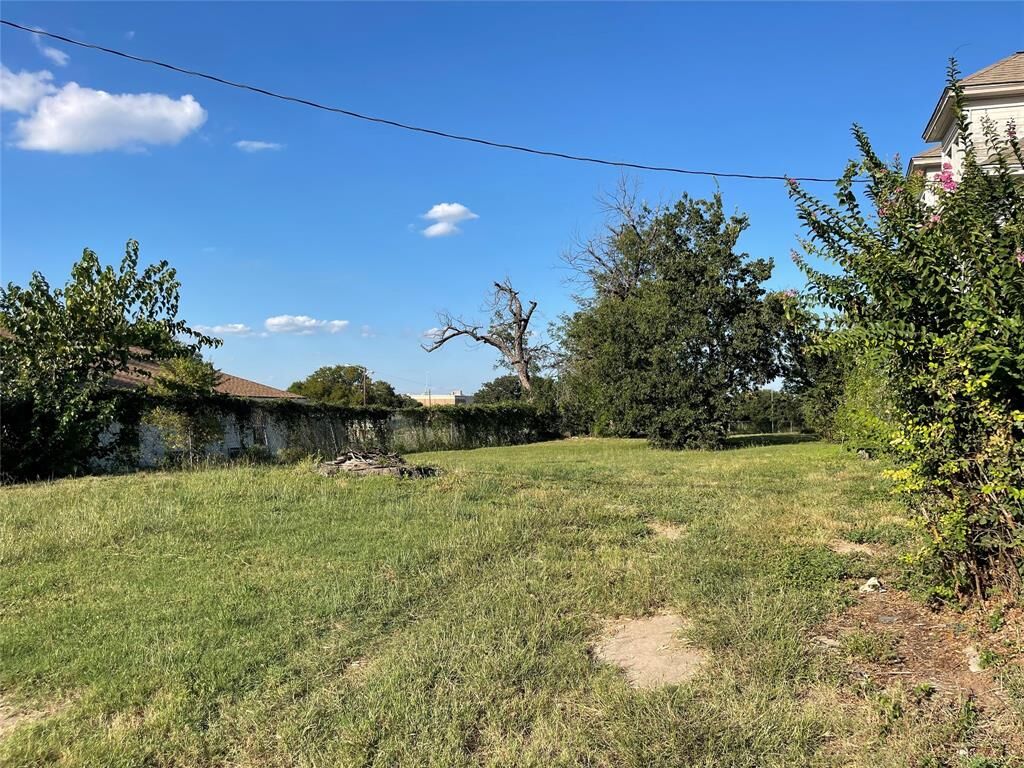 Property Photo: 815 N 4th Street TX 76707