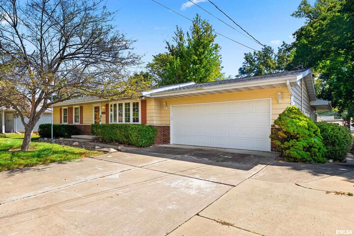 Property Photo:  106 Field Grove Road  IL 61611 