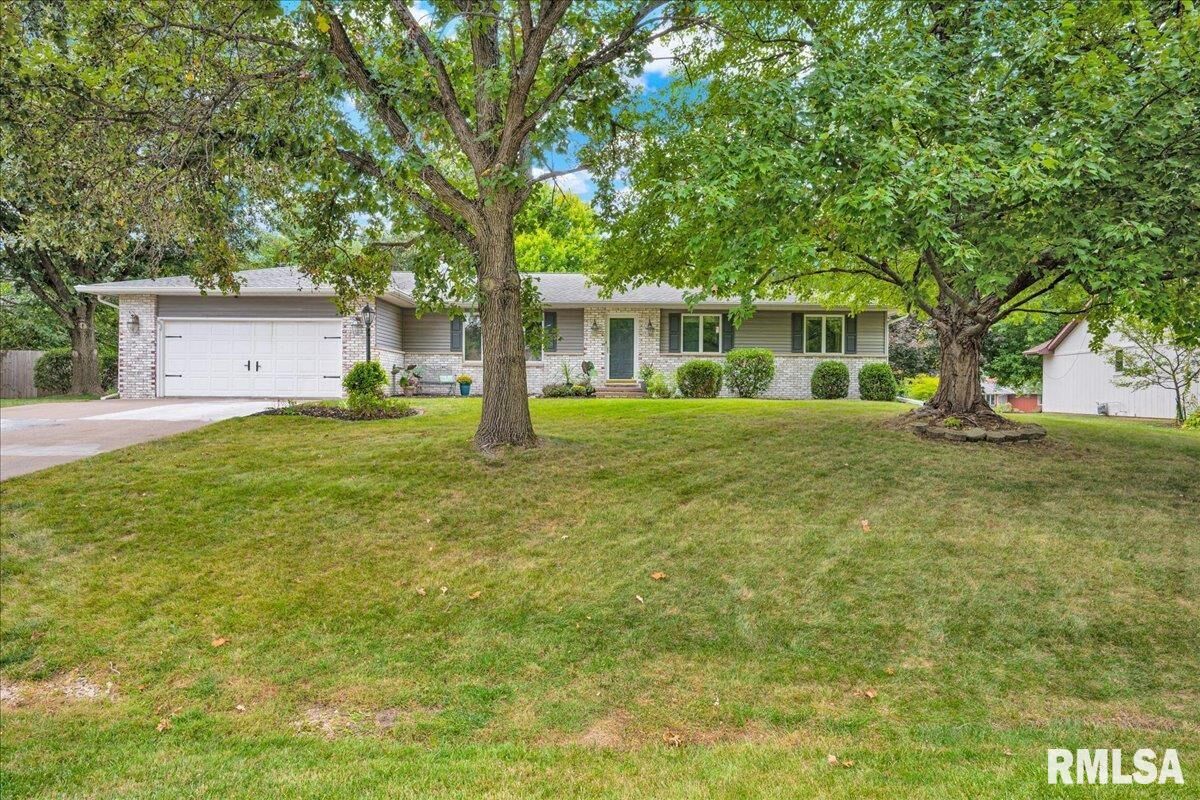 Property Photo:  306 Arbor Vitae Drive  IL 61548 
