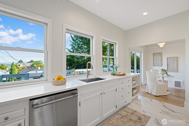 Property Photo:  1242  16th Avenue E  WA 98112 