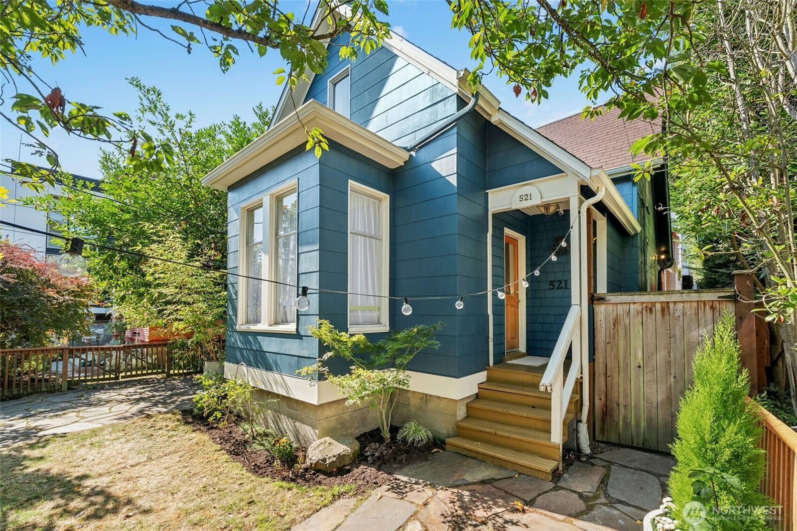 Property Photo:  521  20th Avenue E  WA 98112 