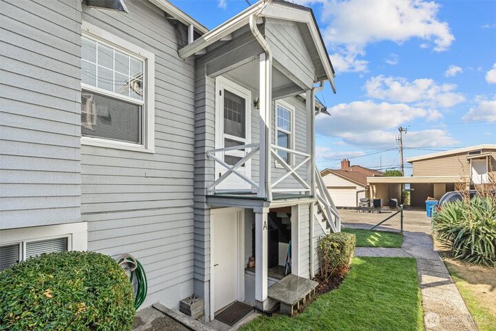 Property Photo:  2306  Bonair Place SW  WA 98116 