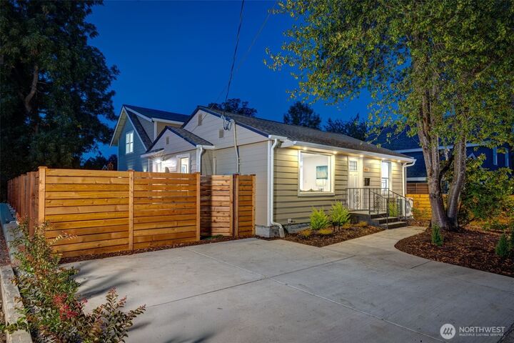 4512 S Dawson Street  Seattle WA 98118 photo
