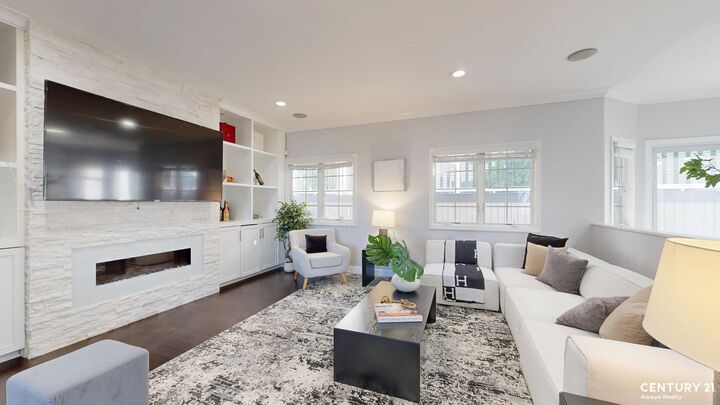 Property Photo:  55 Nicole Loop  NY 10301 