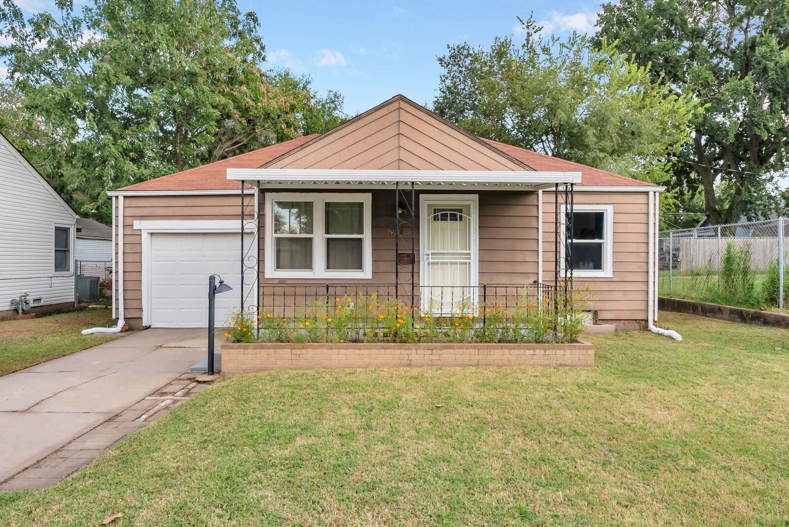 Property Photo: 1948 S Topeka Ave KS 67211