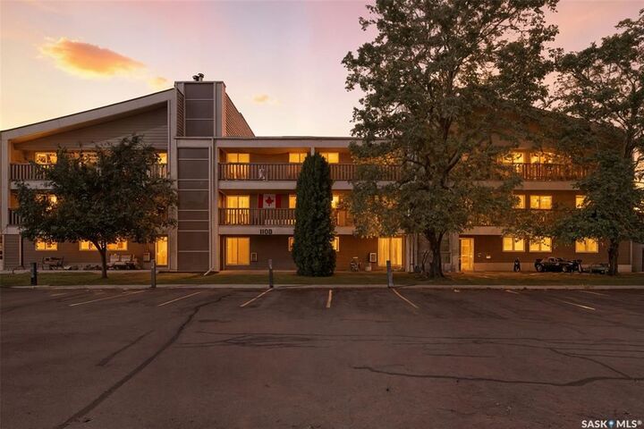 Property Photo: 425 115th Street E 1114 SK S7N 2E5