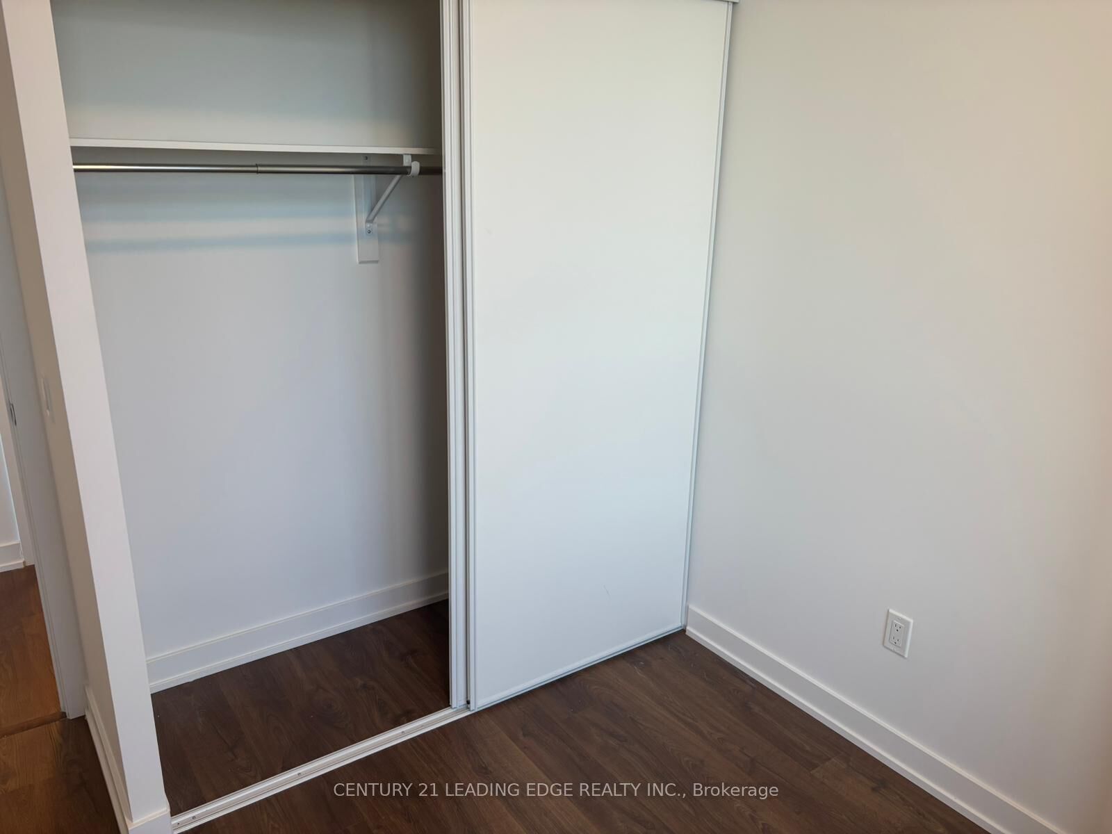 Property Photo: 5081 Hurontario Street 402 ON L4Z 3X7