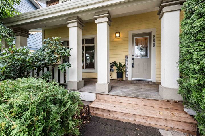 Photo de la propriété:  5909 Cowichan Street  BC V2R 0G8 