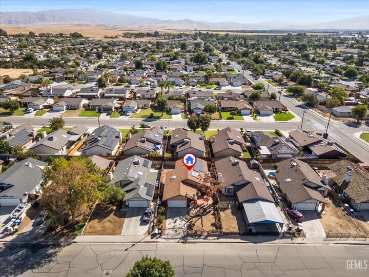 Property Photo: 813 Orangewood Street CA 93306