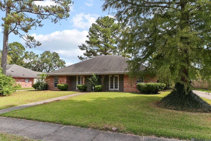 Property Photo: 1425 Shadybrook Dr LA 70816