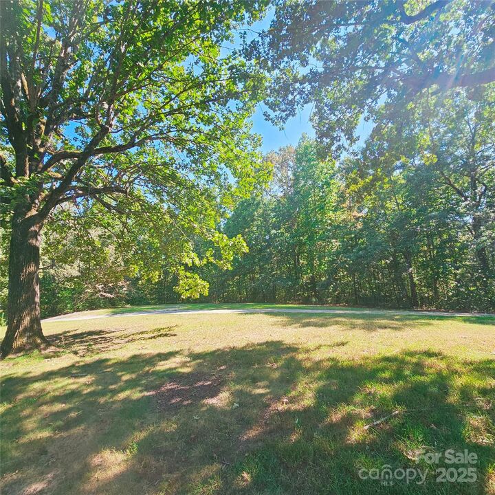 Property Photo:  204 Bonaire Lane  NC 28139 