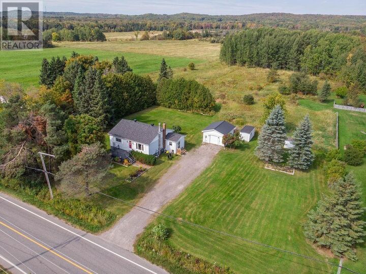 Photo de la propriété:  712 Third Lin W  ON P6A 6K4 