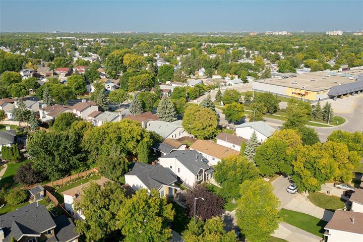 Property Photo:  121 Sauve Crescent  MB R2N 3L9 