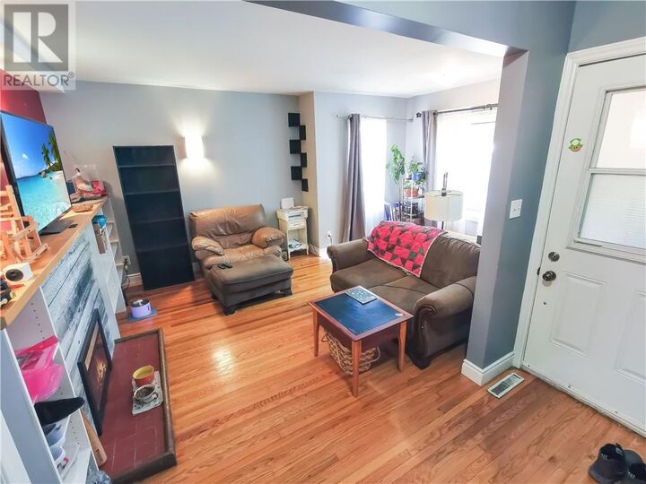 Photo de la propriété: 2 Dell Street ON P3C 2X8