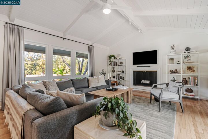 Property Photo: 142 Sequoyah View Dr CA 94605