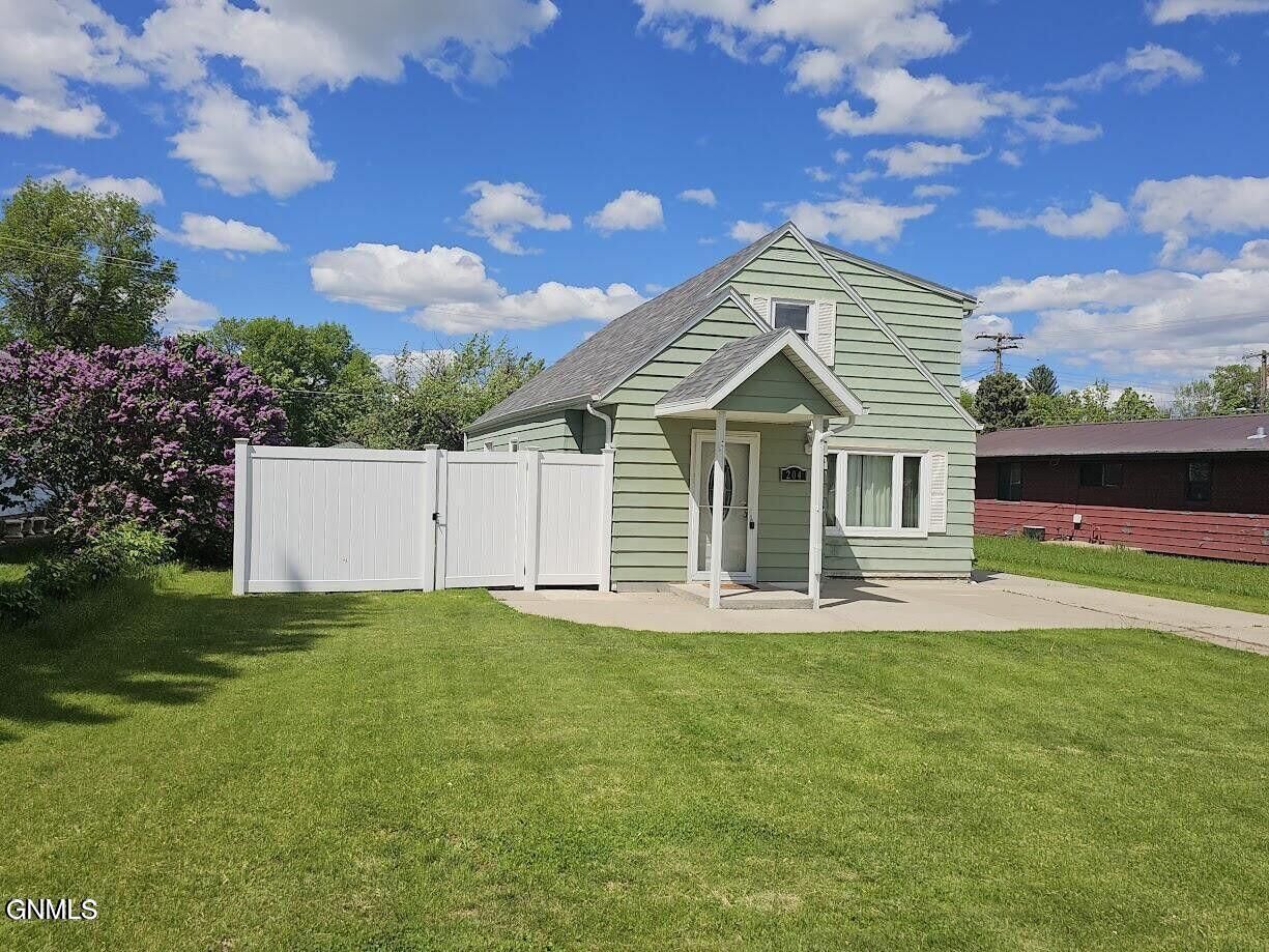 Property Photo:  204 3rd Street NW  ND 58523 