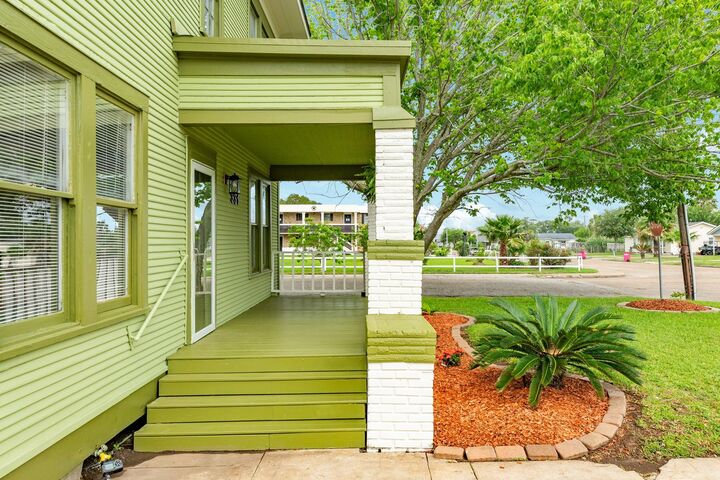 Property Photo:  331 W Broad Street  TX 77541 