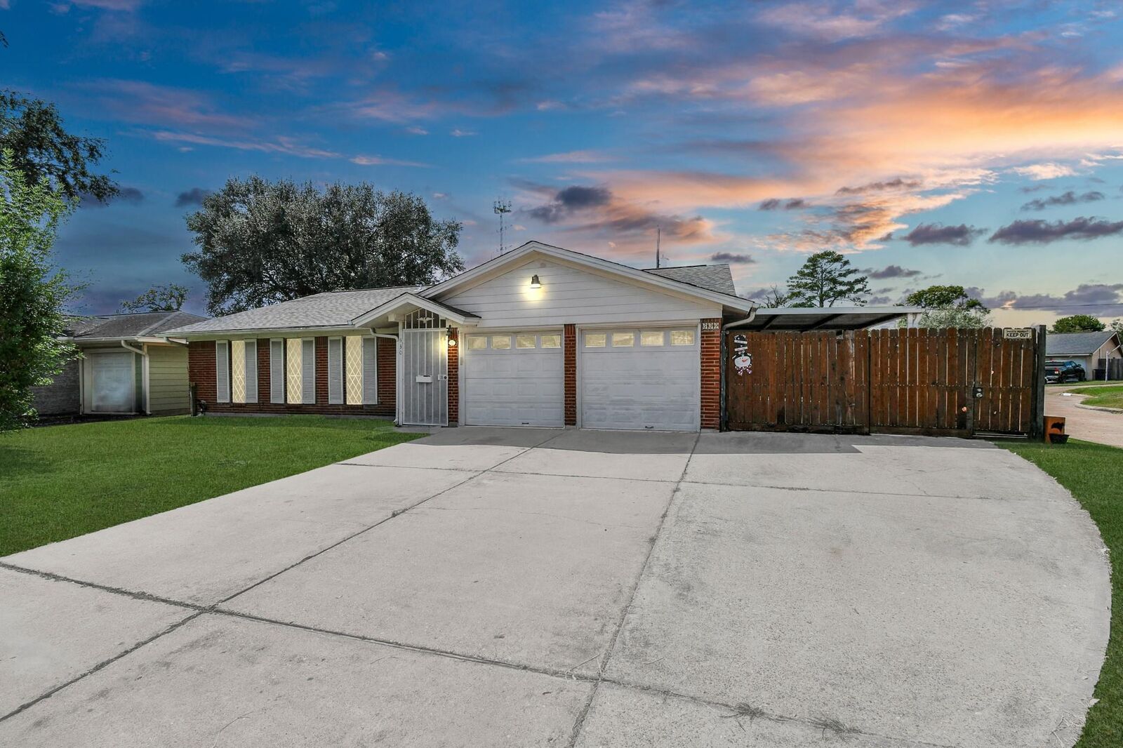 Property Photo:  530 Westshire Drive  TX 77013 