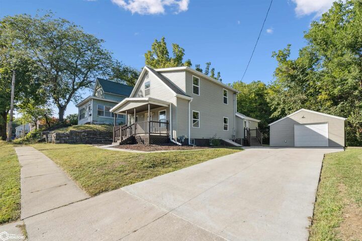 Property Photo:  1216 Linden Street  IA 52601