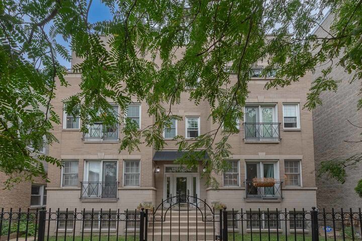 Property Photo: 1244 W Ohio Street 2W IL 60642