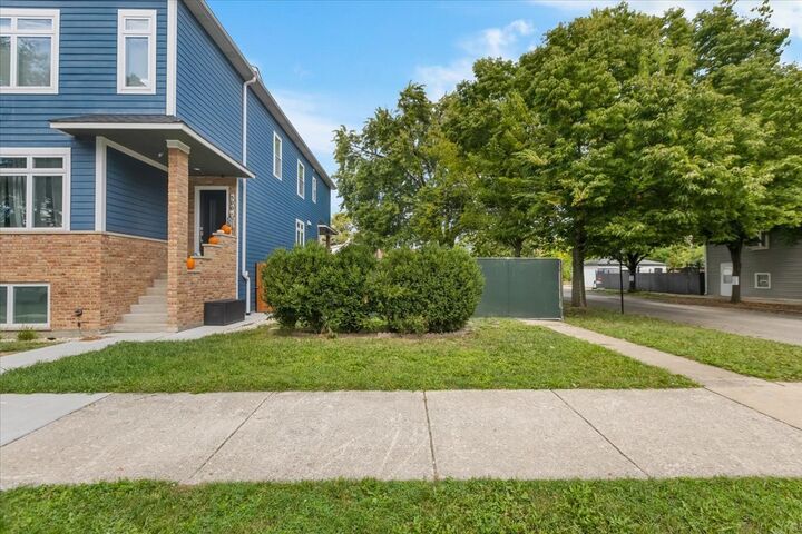 Property Photo:  5000 W Argyle Street  IL 60630 