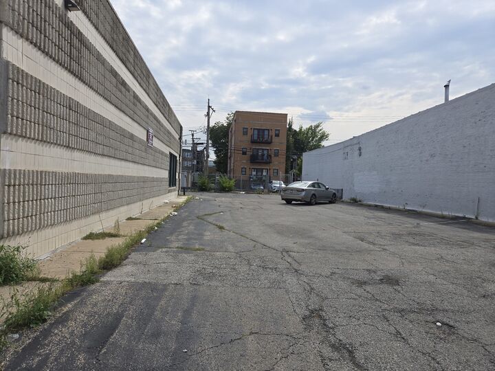 Property Photo:  3711 W Lawrence Avenue  IL 60625 