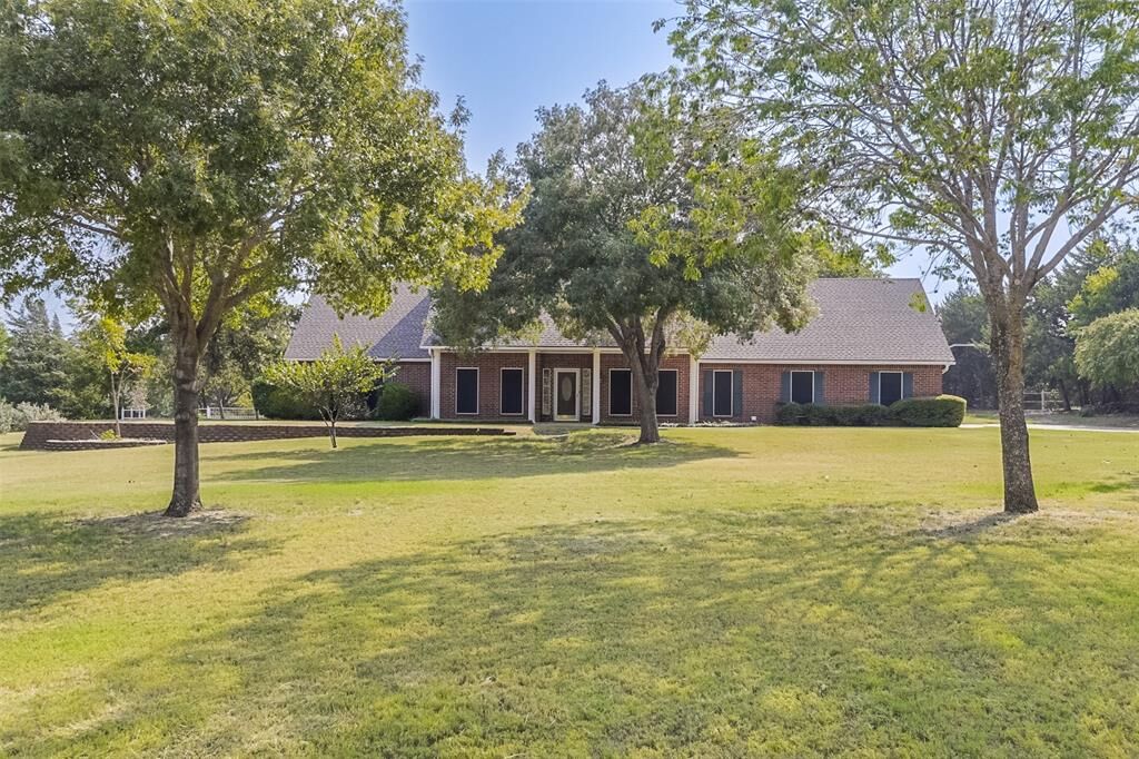 Property Photo: 2410 Clearview Drive TX 76065