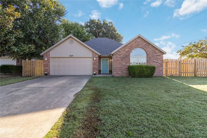 Property Photo: 825 Crystal Street AR 72745