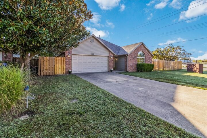 Property Photo:  825 Crystal Street  AR 72745 