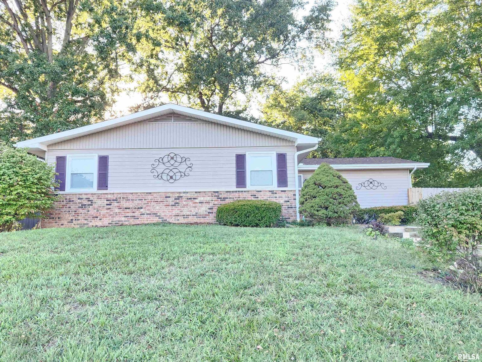 Property Photo:  112 N Parrish Lane  IL 62901 