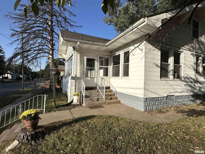 Property Photo: 2215 Grand Avenue IA 52803