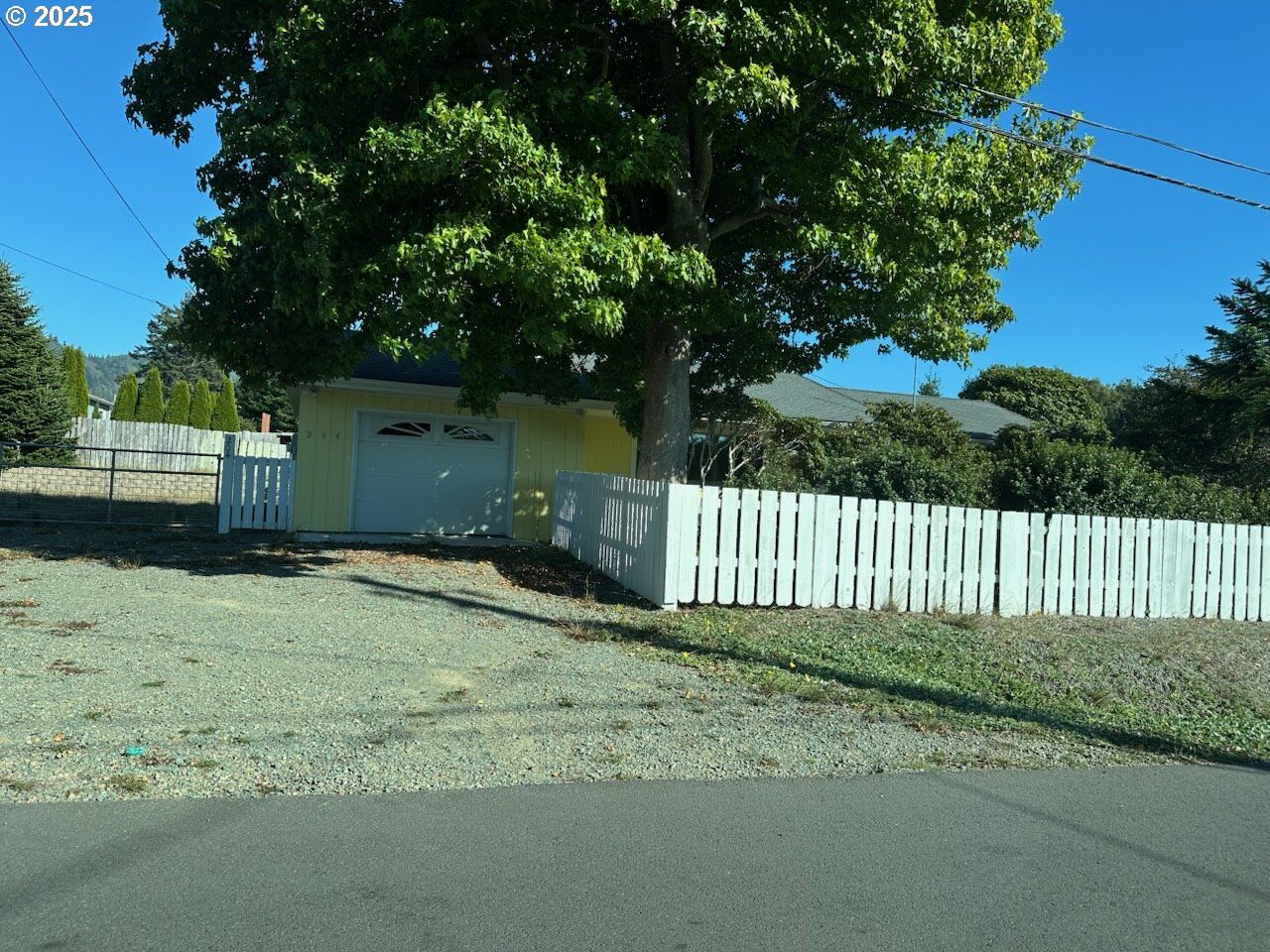 Property Photo: 204 Alder St OR 97415