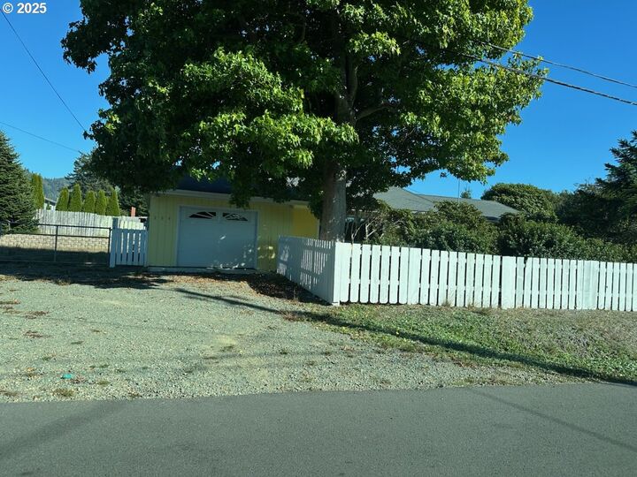 204 Alder St  Brookings OR 97415 photo
