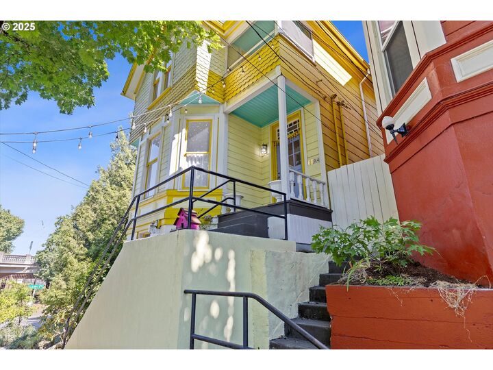 Property Photo:  3204 S Kelly Ave A&Ampb  OR 97239 