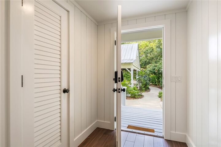 Property Photo:  1300 Palmetto Court 109  FL 32963