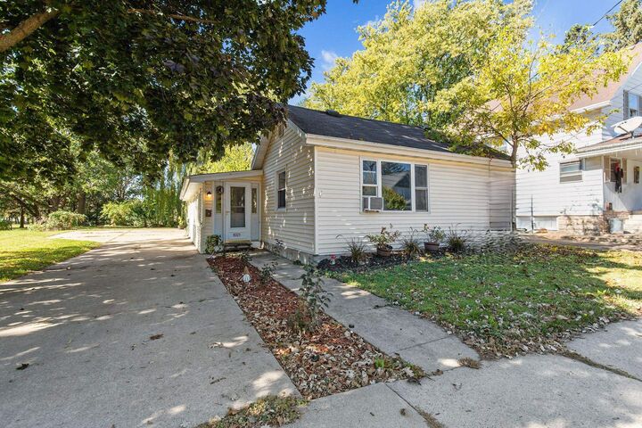 1021 Knapp Street  Oshkosh WI 54902-6325 photo