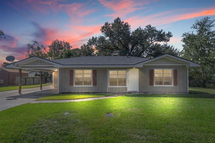 Property Photo: 515 W Elizabeth Street W LA 70663