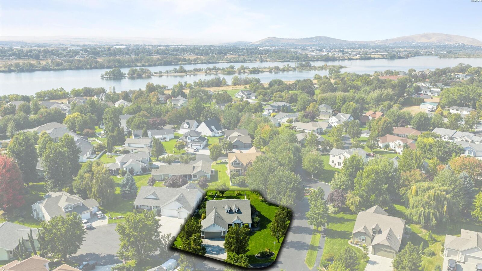Property Photo: 1 Dahlia Ct WA 99301