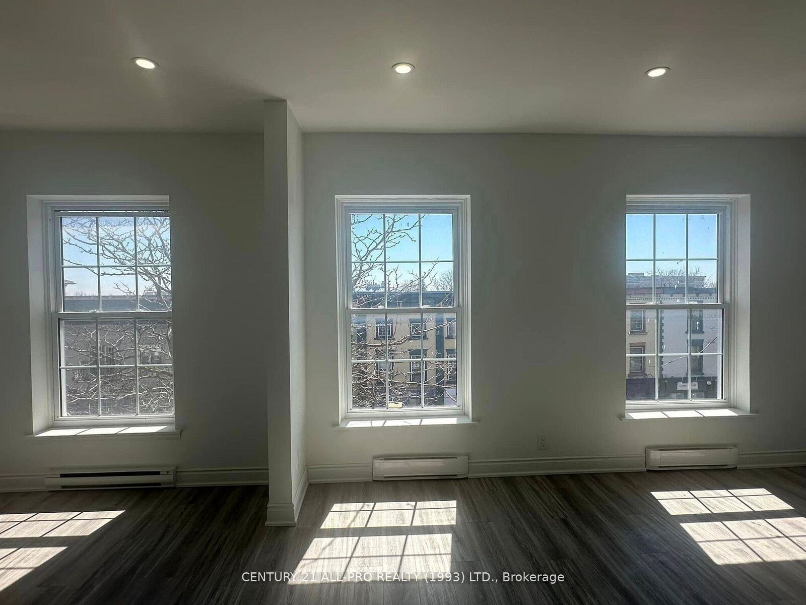 Property Photo:  82 King Street W Unit 3  ON K9A 2M3 