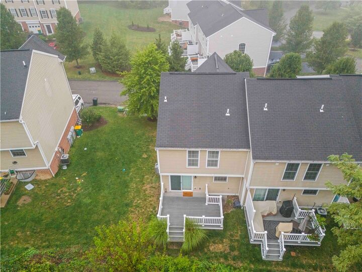 Property Photo:  215 Persimmon Ln  PA 15317 