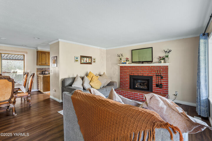Property Photo:  910 S 37th Ave  WA 98902 